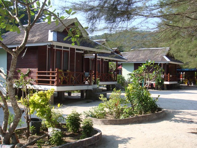 Pulau-Perhentian-Budget-Chalet-01